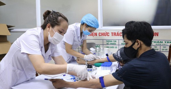 Nhân viên nhập viện, chủ quán có phải trả tiền trợ cấp ốm đau?